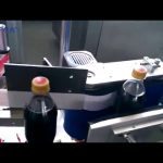 Automatisk cola flaske mærkning maskine