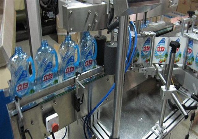 Automatisk dobbeltsidet mærkning maskine til shampoo lotion flasker detaljer